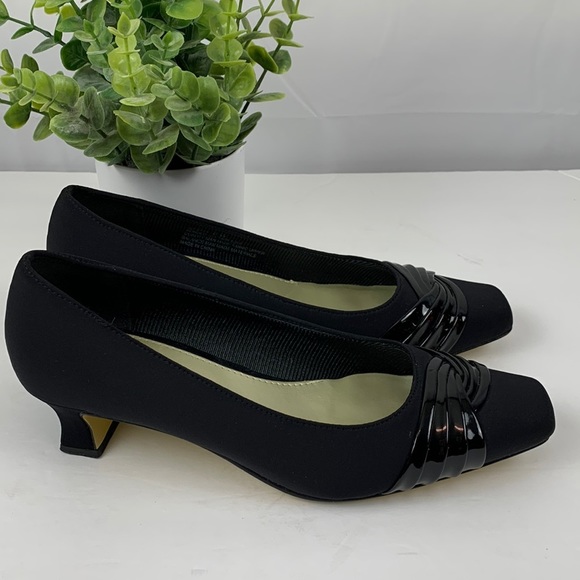 Easy Steet black heels - Picture 1 of 9